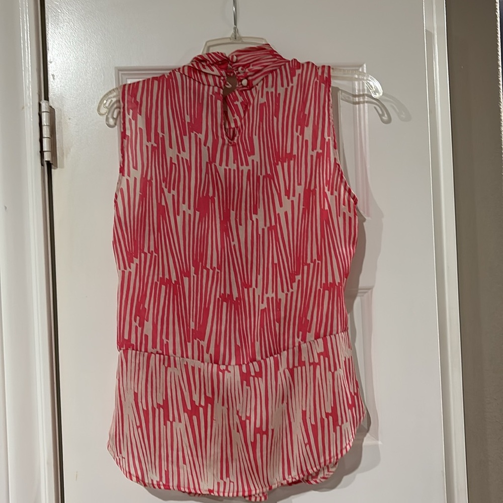 Great top for work or a girls night out. Size small from New York and Co. - Picture 3 of 4
